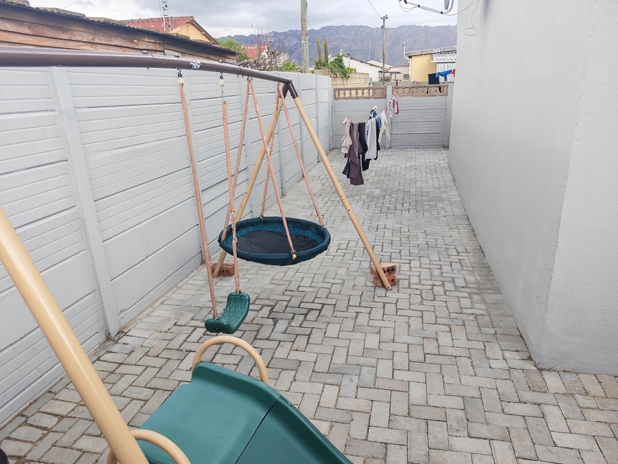 4 Bedroom Property for Sale in Gustrouw Western Cape